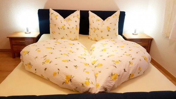 Schlafzimmer mit bequemen Doppelbett