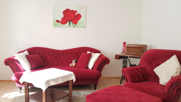 gemütlich im Wohnzimmer sitzen